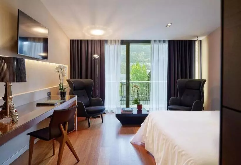 سوییت با چشمانداز استخر, Andorra Park