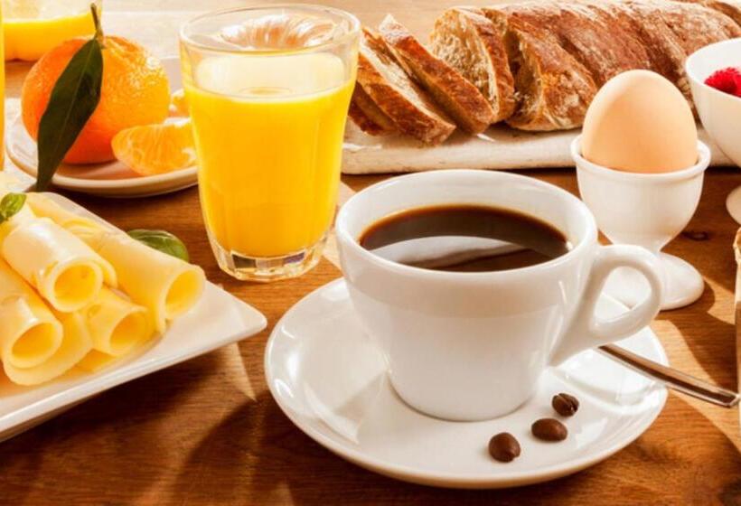 Полулюкс Вид на Сад, Approach