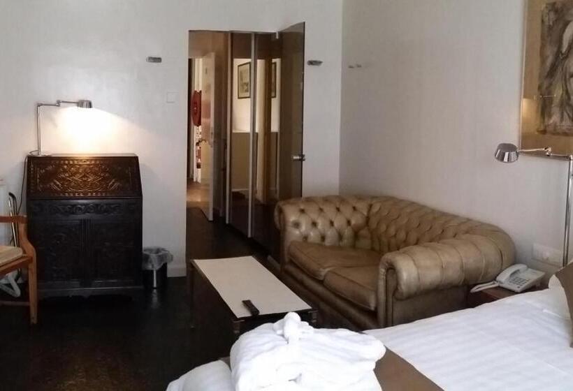 Полулюкс Вид на Сад, Approach