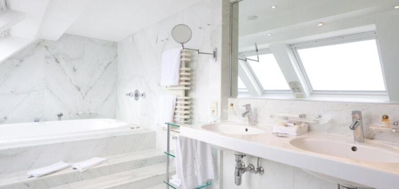 Люкс Повышенной Комфортности, Approach