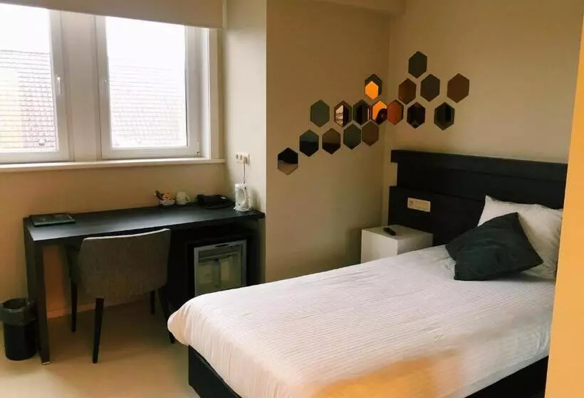 Standard Yhden Hengen Huone, Auberge Du Vieux Cedre, Enghien Belgique