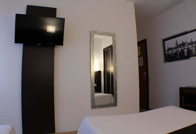 اتاق استاندارد سه نفره, Marfany