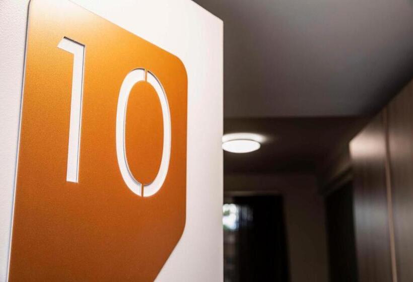 标准间, Nightcap At Roxby Downs