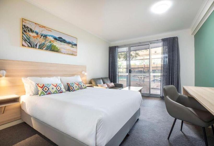 标准间, Nightcap At Roxby Downs