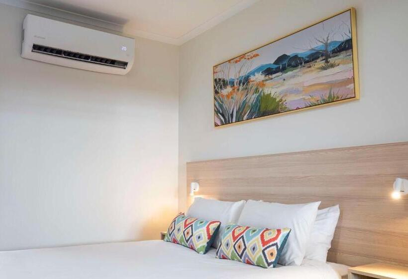 标准间, Nightcap At Roxby Downs