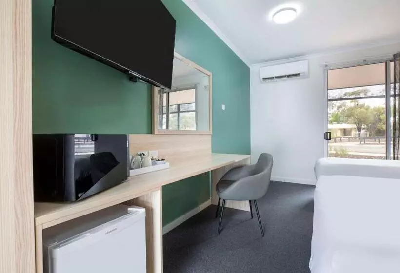 Camera Familiare, Nightcap At Roxby Downs