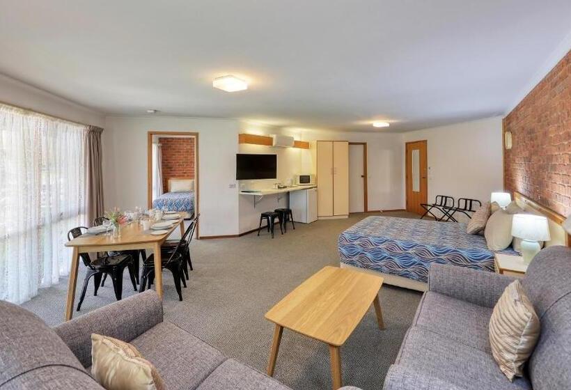 חדר משפחתי, Tooleybuc Club Motor Inn