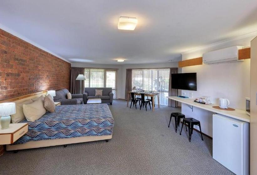 חדר משפחתי, Tooleybuc Club Motor Inn