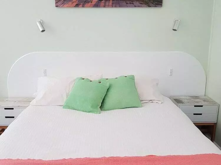 اتاق خانوادگی, Town House Motor Inn