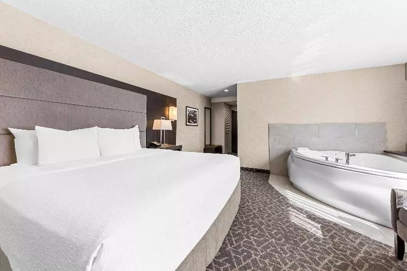 キングサイズベッドのスイートルーム, Best Western Plus Banff International Lodge