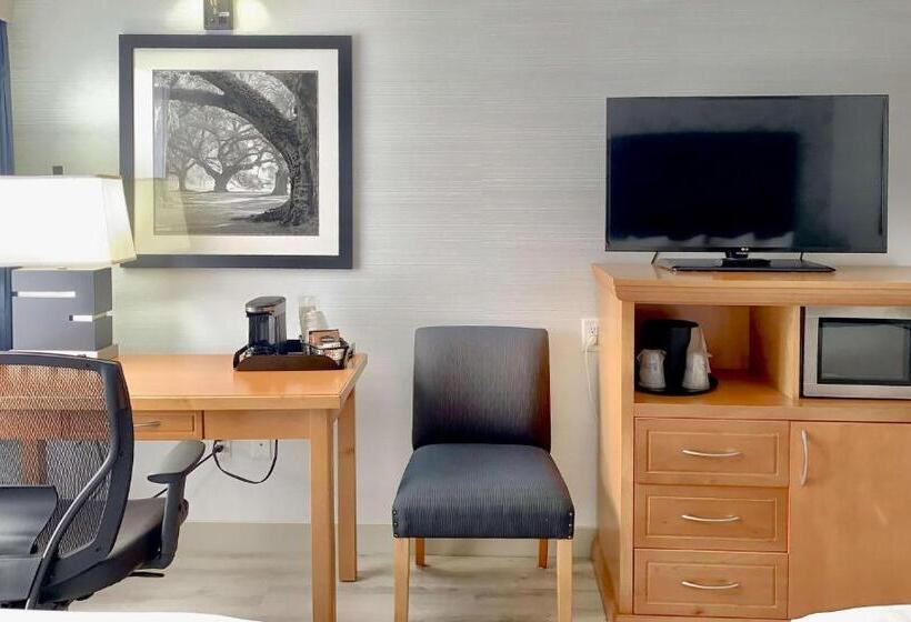 带大床的行政房间, Best Western Plus Regency Inn And Conference Centre