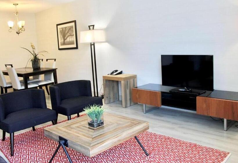 מיטת קינג בסוויטה, Best Western Plus Regency Inn And Conference Centre