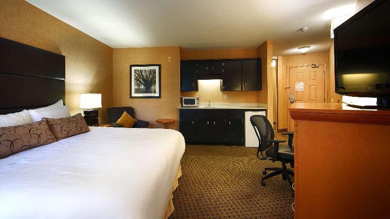 מיטת קינג בסוויטה, Best Western Plus Regency Inn And Conference Centre