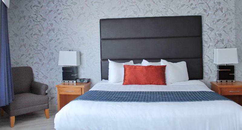 מיטת קינג בסוויטה, Best Western Plus Regency Inn And Conference Centre