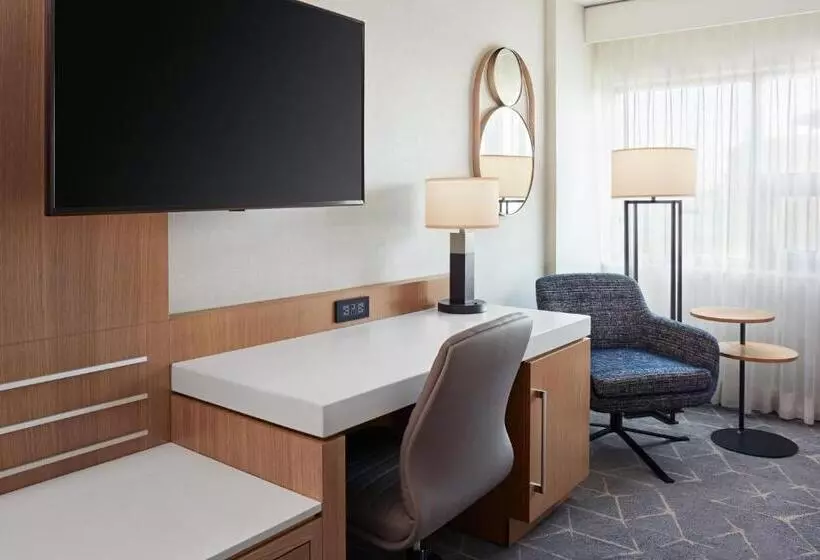 Standard Room, Delta Hotels Calgary Airport In Terminal