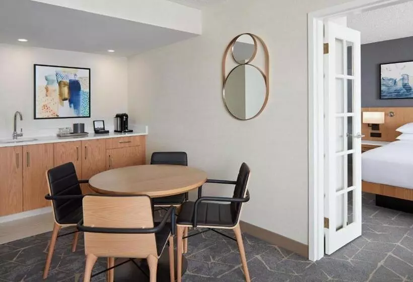 Suite, Delta Hotels Calgary Airport In Terminal