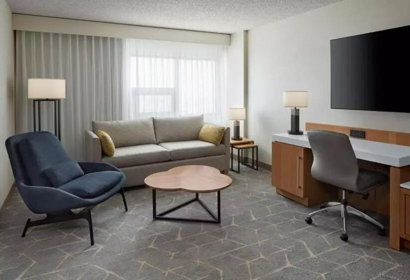 Suite King Bed, Delta Hotels Calgary Airport In Terminal