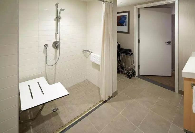 اتاق استاندارد با تخت بزرگ, Delta Hotels By Marriott Prince Edward