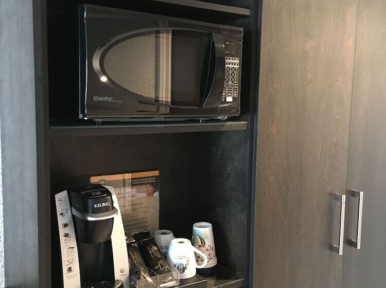 غرفة بيزنس, Des Eskers