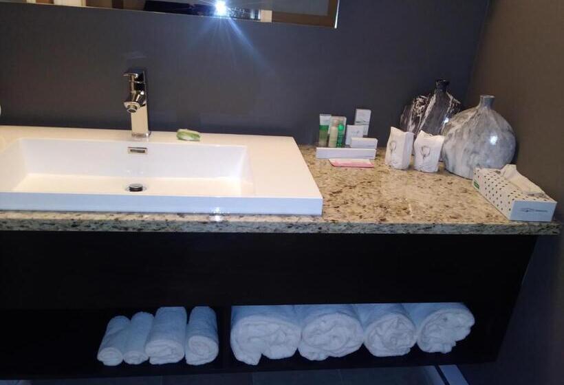 جناح جونيور, Des Eskers