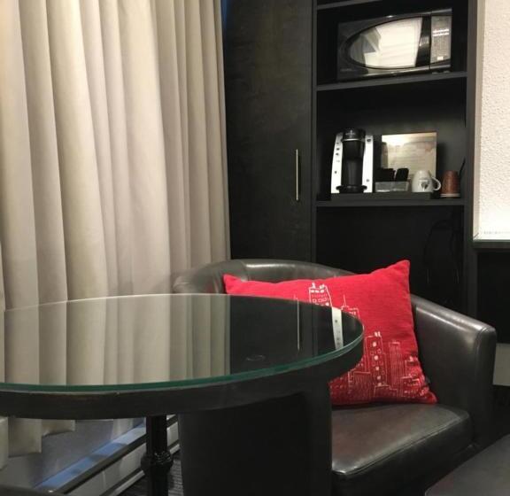 غرفة بيزنس, Des Eskers