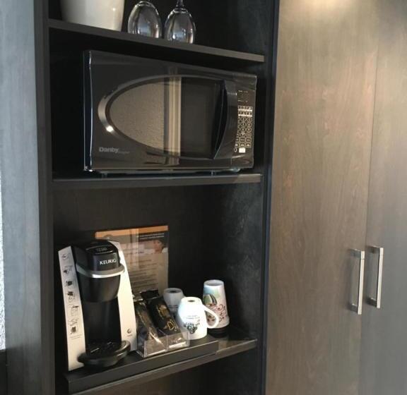 غرفة بيزنس, Des Eskers