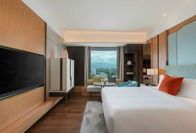 اتاق لوکس با بالکن, Hilton Mandalay