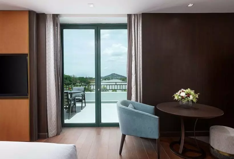 اتاق اجرایی با مشاهده, Hilton Mandalay