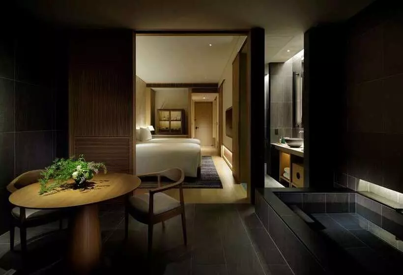 اتاق لوکس با چشم‌انداز باغ, Hilton Mandalay
