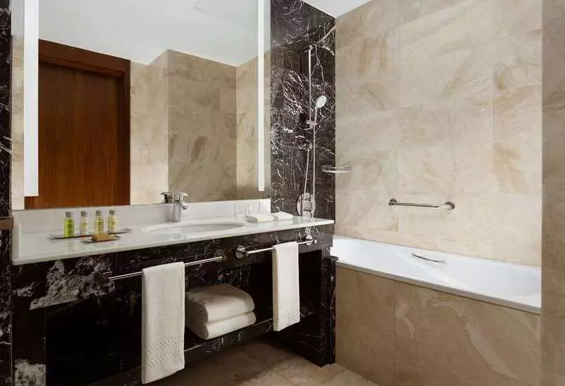 اتاق لوکس با بالکن, Hilton Mandalay