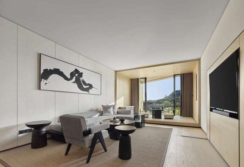 سوییت لوکس, Hilton Mandalay