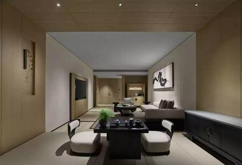 سوییت لوکس, Hilton Mandalay