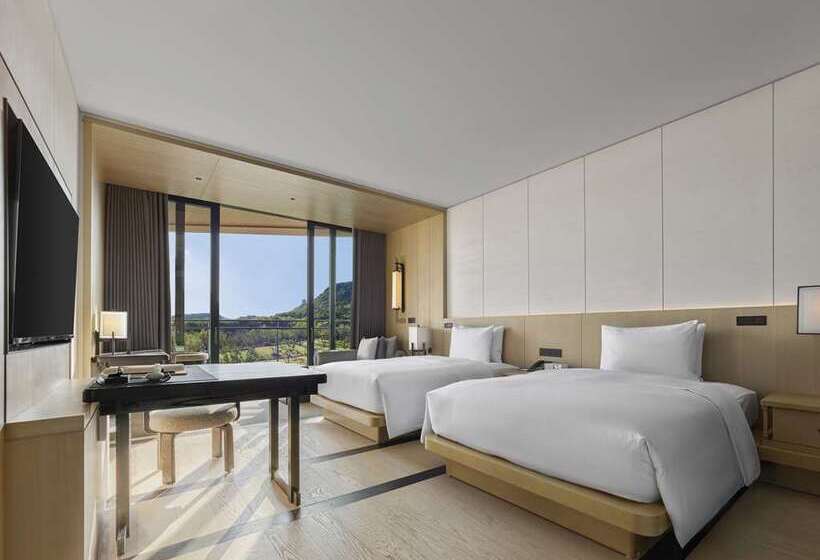 سوییت لوکس, Hilton Mandalay