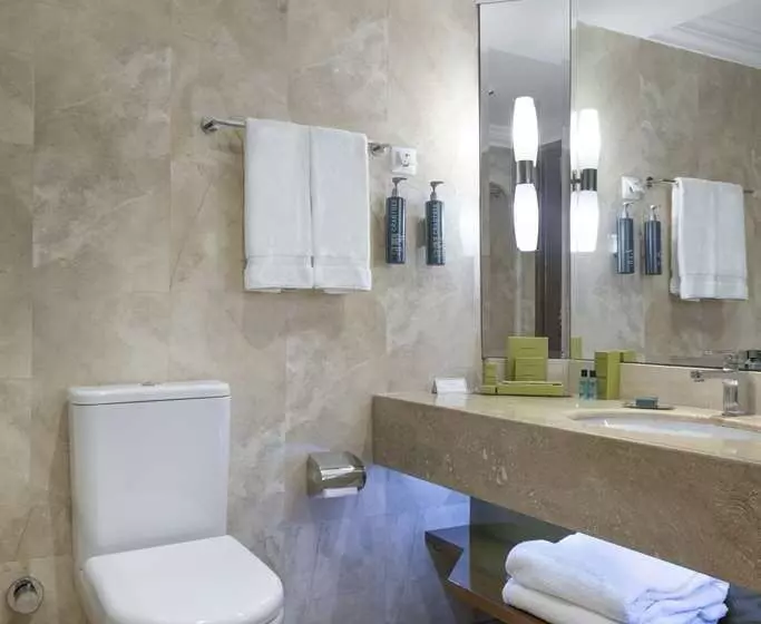 اتاق لوکس با چشم‌انداز باغ, Hilton Mandalay