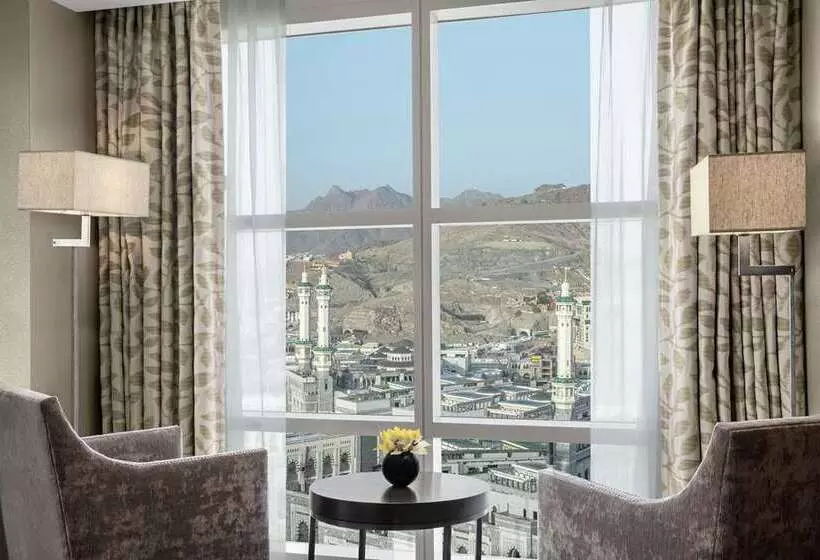 اتاق لوکس با بالکن, Hilton Mandalay