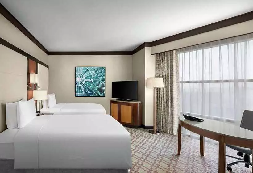 اتاق لوکس با بالکن, Hilton Mandalay