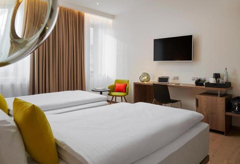Quarto Estandar, Passage