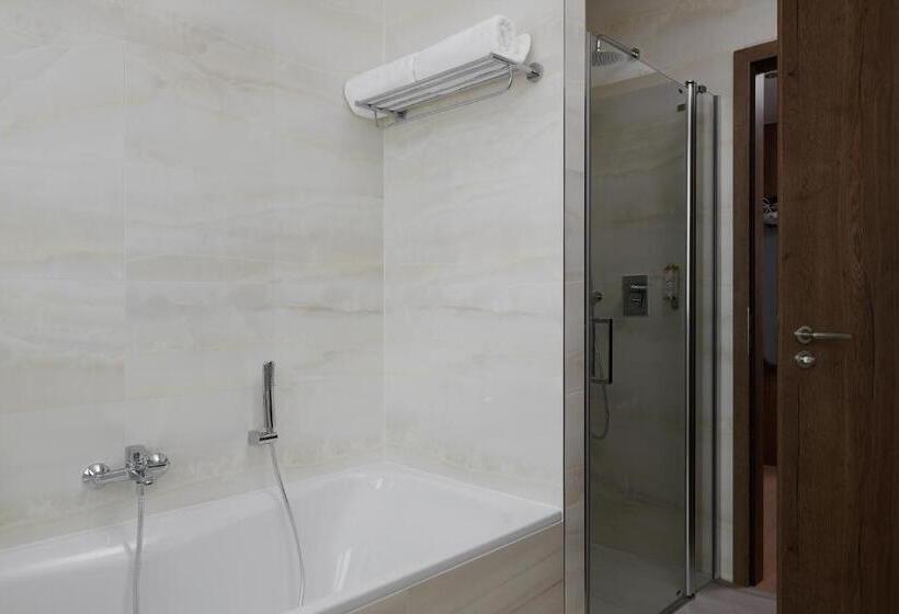 이그제큐티브 룸, Passage