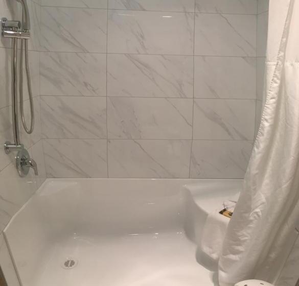 اتاق استاندارد با تخت بزرگ برای معلولان, Best Western Plus Langley Inn