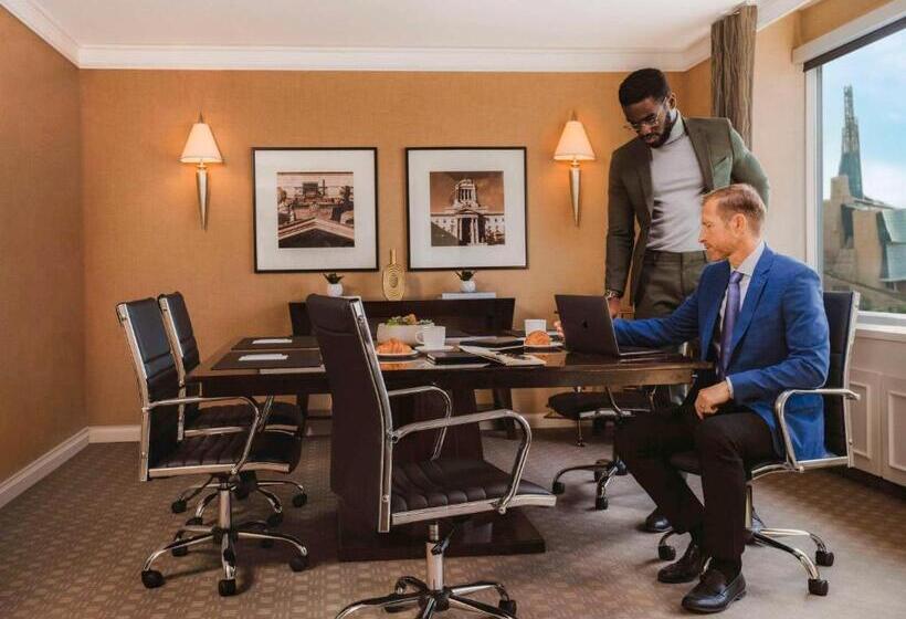 キングサイズベッドのスタンダードルーム, Fairmont Winnipeg