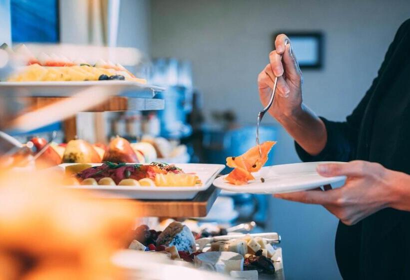 キングサイズベッドのスタンダードルーム, Fairmont Winnipeg