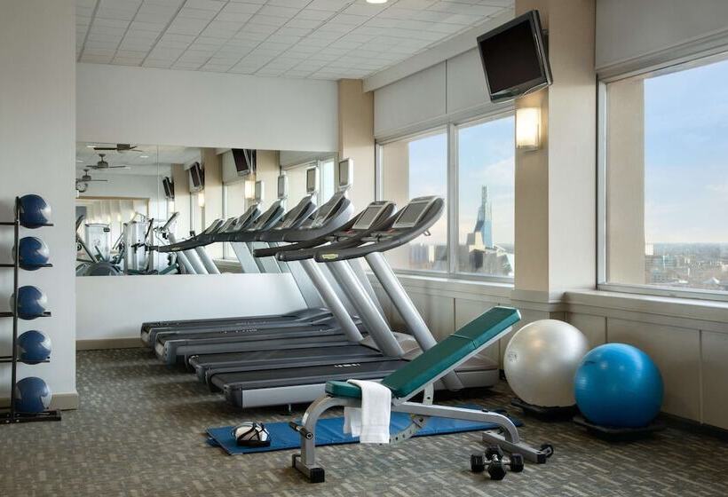 キングサイズベッドのスタンダードルーム, Fairmont Winnipeg