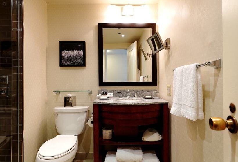 キングサイズベッドのスタンダードルーム, Fairmont Winnipeg