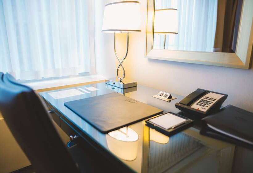 キングサイズベッドのスタンダードルーム, Fairmont Winnipeg