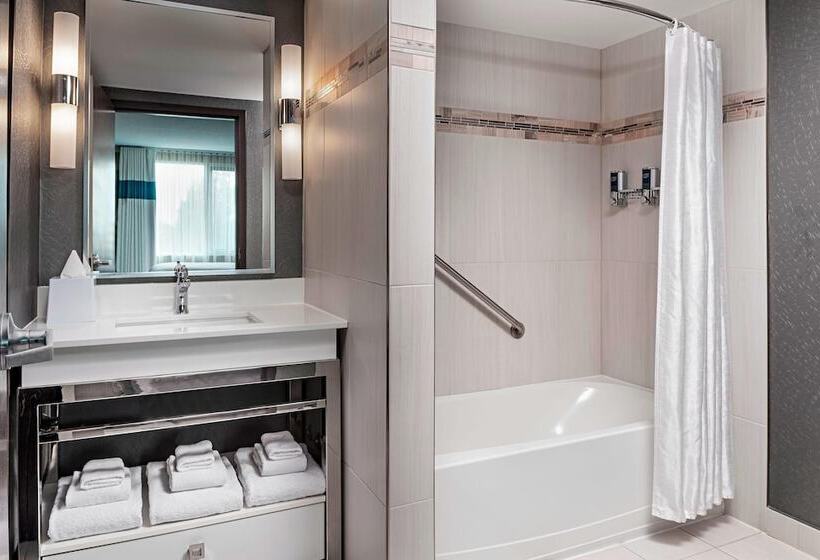 جناح, Four Points By Sheraton London