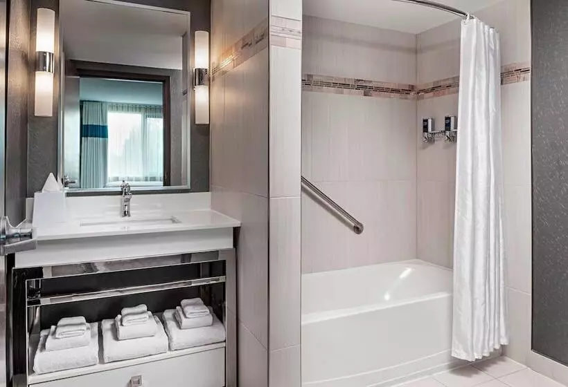 سوییت, Four Points By Sheraton London