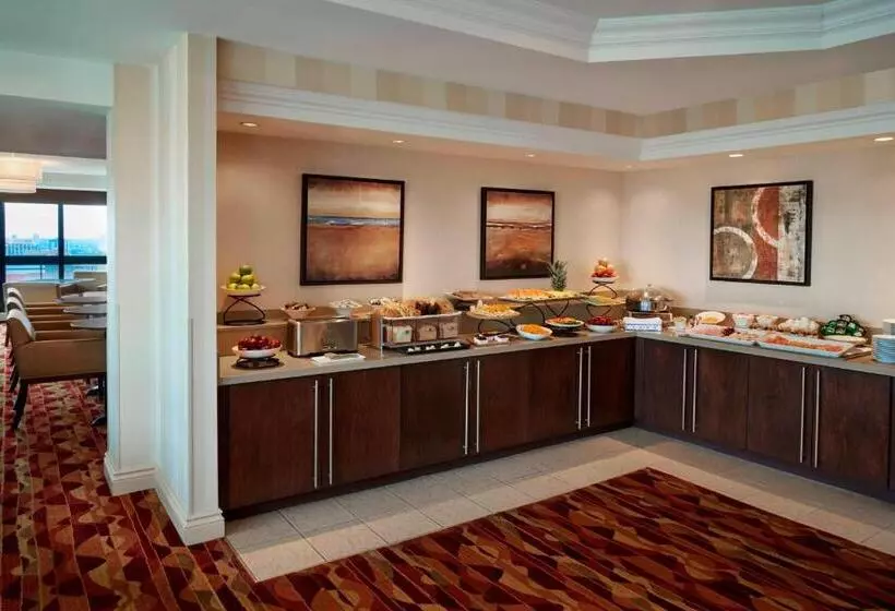 キングサイズベッドのクラブルーム, Ottawa Marriott