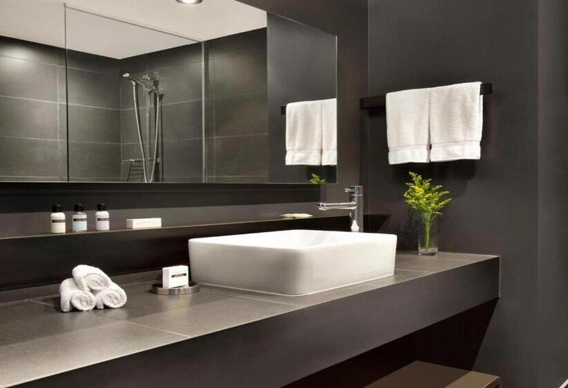 带大床的标准间, Pur, Quebec, A Tribute Portfolio