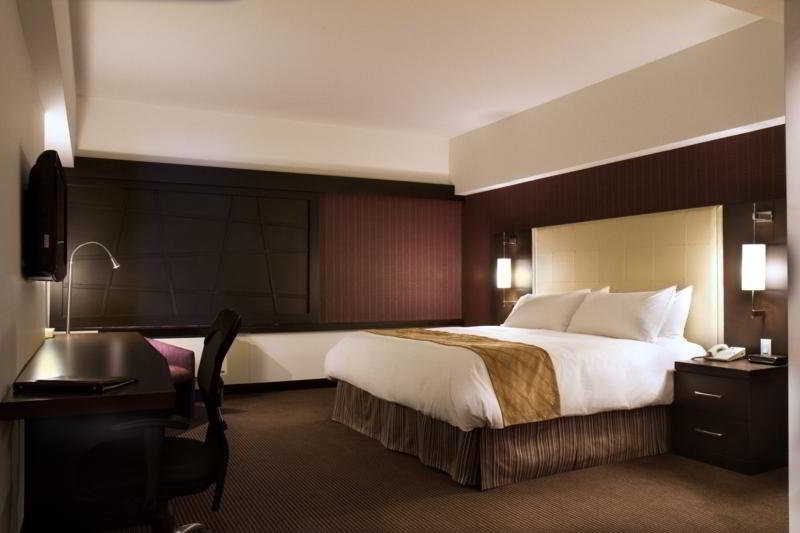 带大床的豪华间, Ruby Foo's