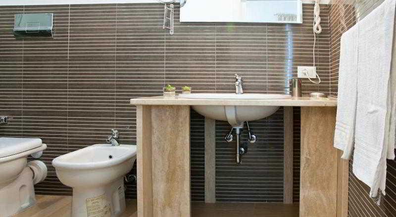 디럭스 룸, Ruby Foo's